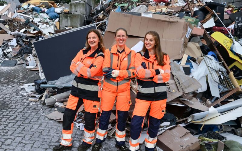 drei Frauen aus der Abfallwirtschaft vor Sperrmüll