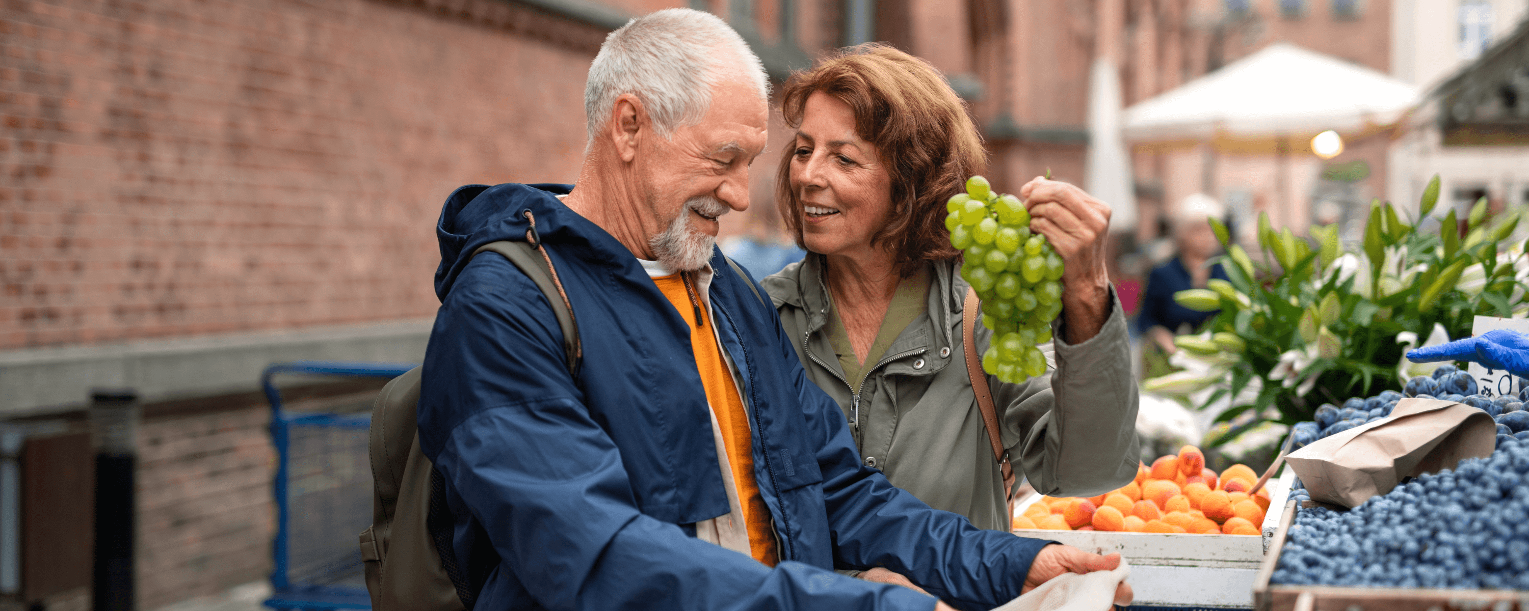 Mann und Frau kaufen Obst auf einem Markt