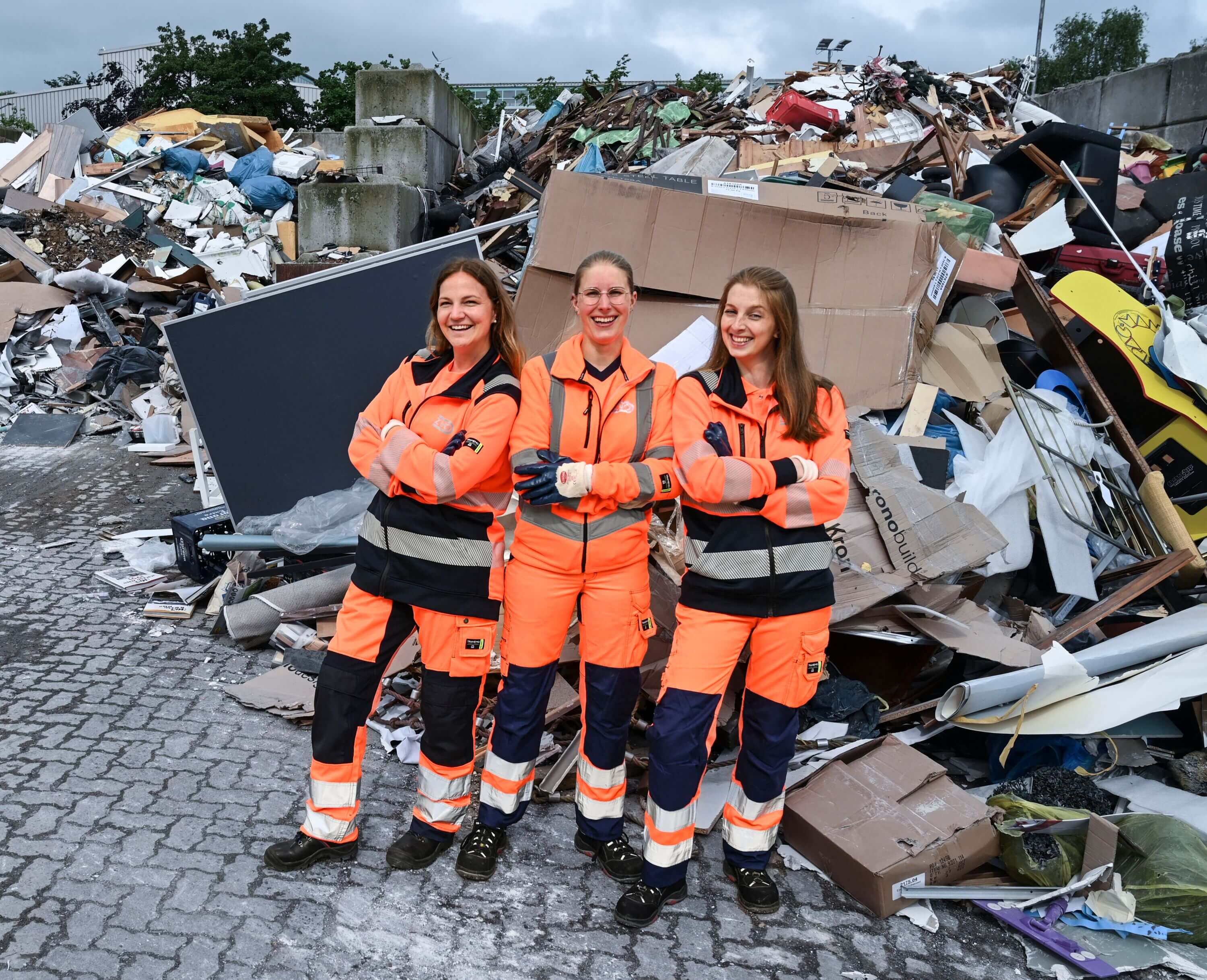 drei Frauen aus der Abfallwirtschaft vor Sperrmüll